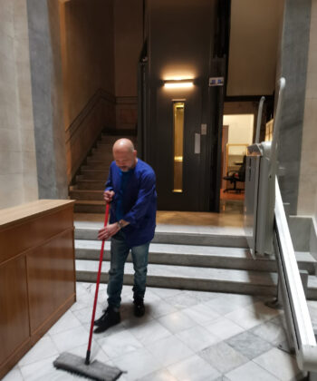 Conserje profesional de MIMSA prestando servicios de conserjería en Barcelona en una comunidad de vecinos