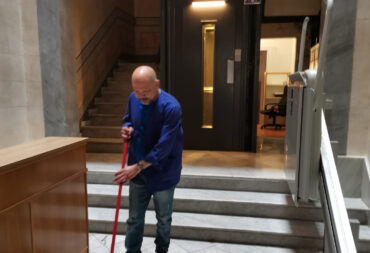 Conserje profesional de MIMSA prestando servicios de conserjería en Barcelona en una comunidad de vecinos