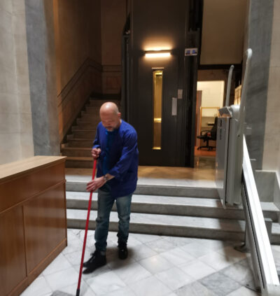 Conserje profesional de MIMSA prestando servicios de conserjería en Barcelona en una comunidad de vecinos