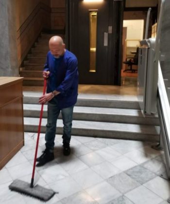 Conserje profesional de MIMSA prestando servicios de conserjería en Barcelona en una comunidad de vecinos