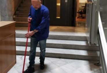 Conserje profesional de MIMSA prestando servicios de conserjería en Barcelona en una comunidad de vecinos