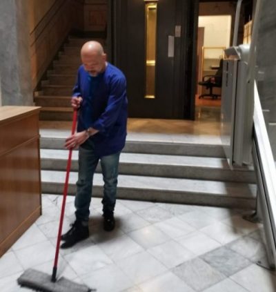 Conserje profesional de MIMSA prestando servicios de conserjería en Barcelona en una comunidad de vecinos