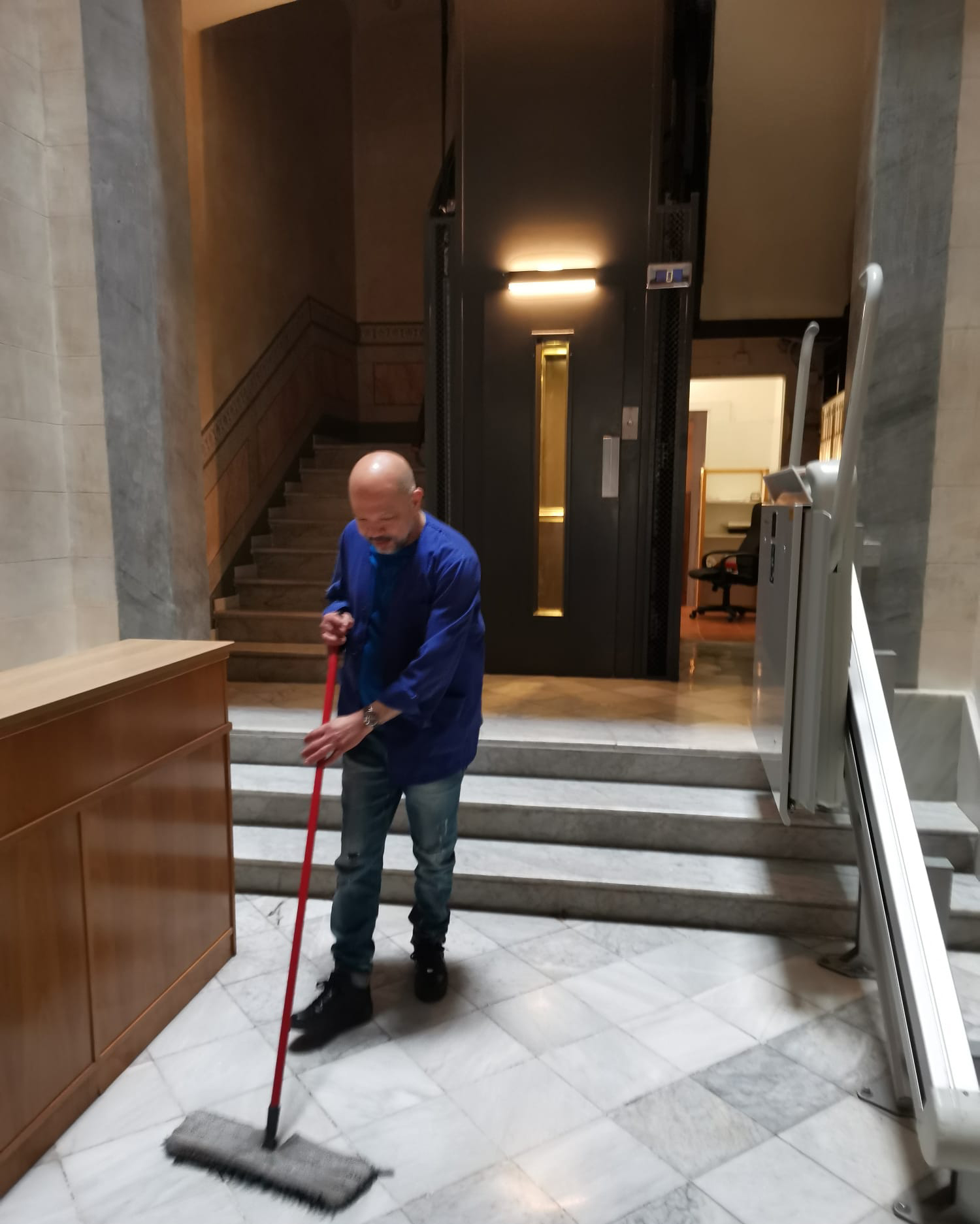 Conserje profesional de MIMSA prestando servicios de conserjería en Barcelona en una comunidad de vecinos