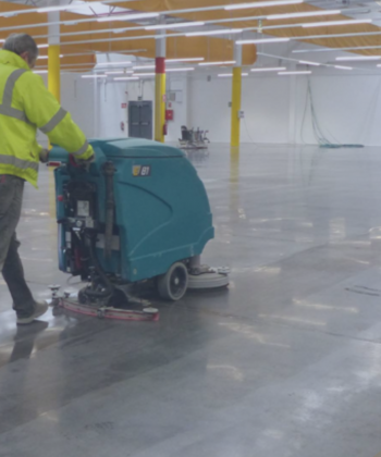 operario de Mimsa realizando limpieza industrial en empresa de Monzón