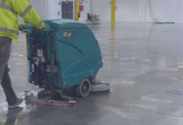 operario de Mimsa realizando limpieza industrial en empresa de Monzón