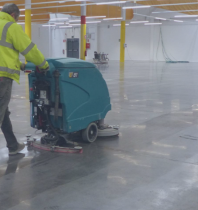 operario de Mimsa realizando limpieza industrial en empresa de Monzón